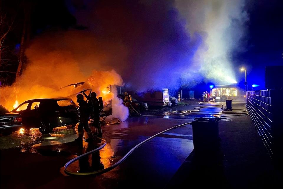 Ein Auto und einen Wohnwagen, die in Flammen standen, hat die Feuerwehr am frühen Dienstagmorgen gelöscht.