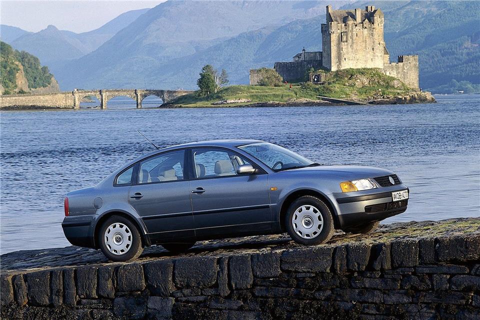 Ein Auto wie eine Burg: So etwas Ähnliches mag sich das VW-Marketing gedacht haben, als es dieses PR-Foto vom Passat inszenierte.Volkswagen AG/dpa-tmn
