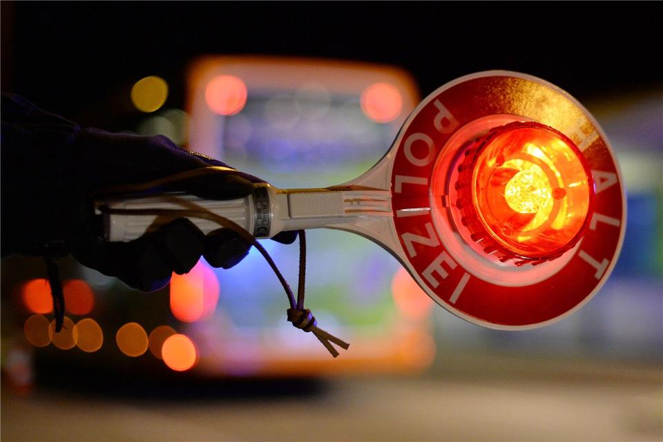 Autofahrer flieht mehrfach vor Polizeikontrolle Ein Autofahrer floh vor einer Grenzkontrolle der Bundespolizei am Grenzübergang Kehl-Europabrücke. (Symbolbild)picture alliance / dpa