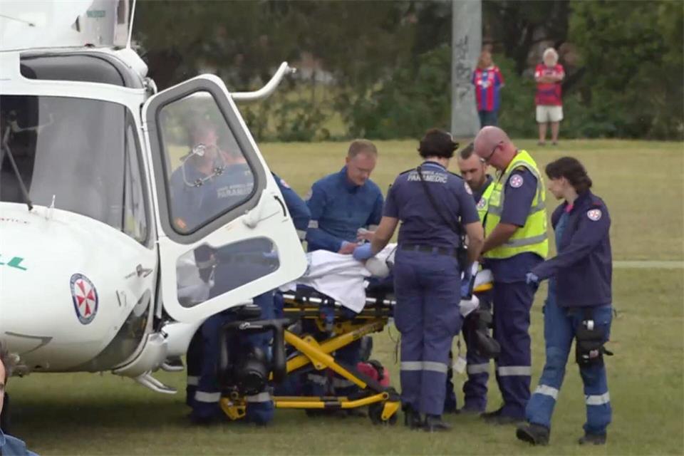 Ein Autofahrer hat in Australien mehrere Rugby-Fans verletzt, auch Rettungshubschrauber waren daraufhin im Einsatz.Australian Broadcasting Corp/Australian Broadcasting Corp/AP/dpa