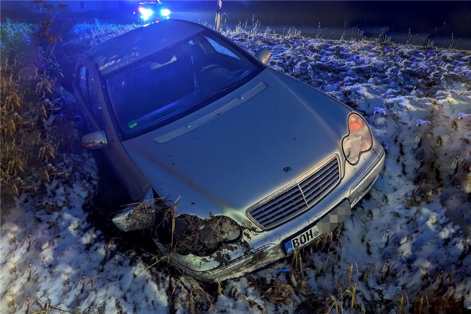 Ein Autofahrer ist am Montag, 12 Januar, bei Glätte von der B67 zwischen Rhede und Borken abgekommen.