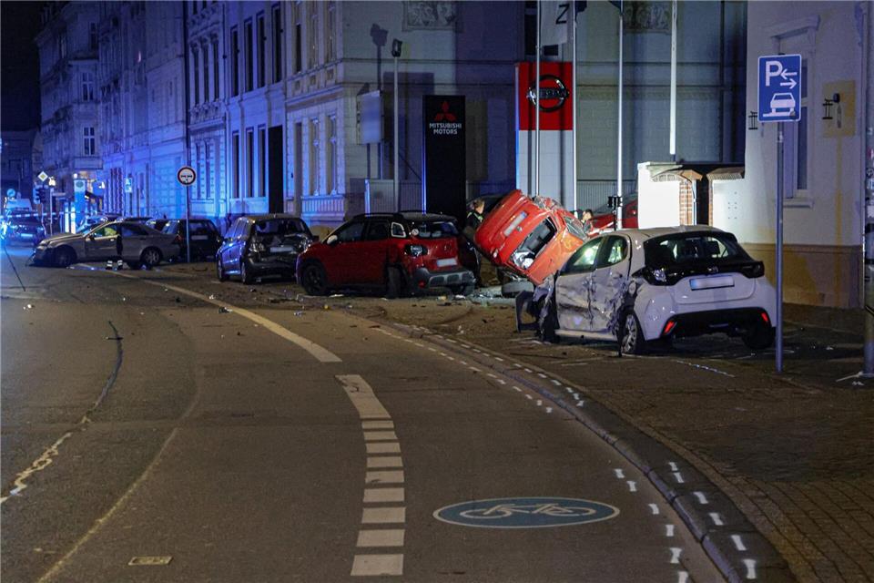 Ein Autofahrer ist in Wuppertal in mehrere parkende Fahrzeuge gerast.Christoph Petersen/dpa