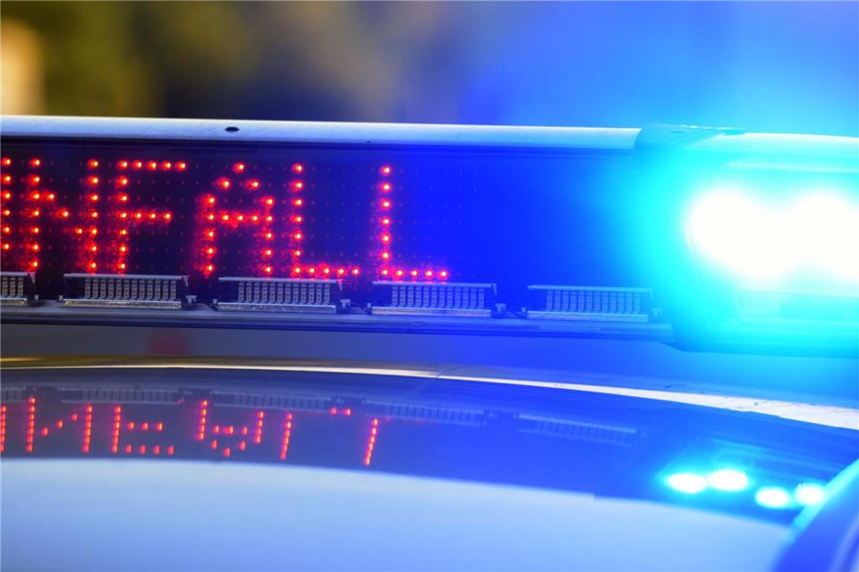 Ein Autofahrer kommt von der Straße ab. (Symbolbild)Stefan Puchner/dpa