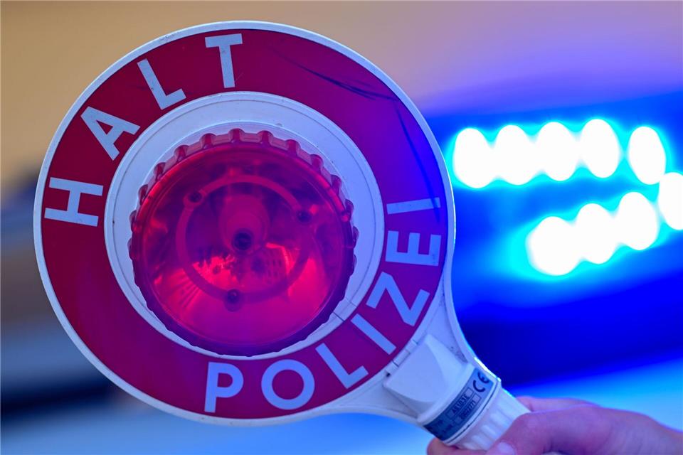 Ein Autofahrer liefert sich eine Verfolgungsfahrt mit der Polizei durch die Innenstadt von Frankfurt (Oder). (Symbolbild) Patrick Pleul/dpa