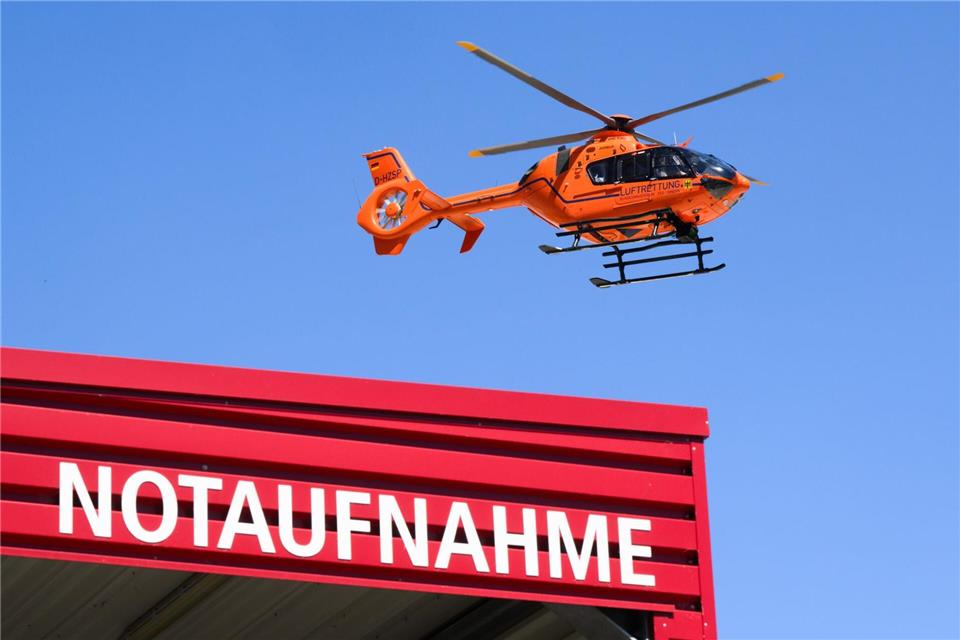 Ein Autofahrer muss nach einem Unfall in eine Klinik geflogen werden. (Symbolbild)Julian Stratenschulte/dpa