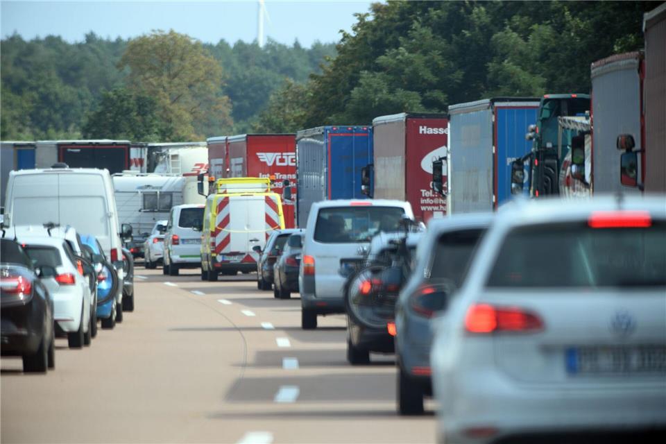 Ein Autofahrer nutzt nach einem Unfall auf der A1 die Rettungsgasse und wird von der Polizei gestoppt. (Symbolbild)picture alliance/dpa/dpa-Zentralbild