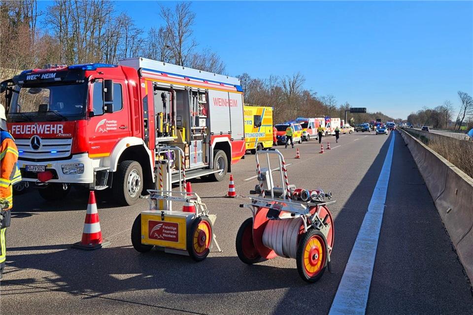 Ein Autofahrer verstarb noch an der Unfallstelle. Feuerwehr Weinheim/dpa