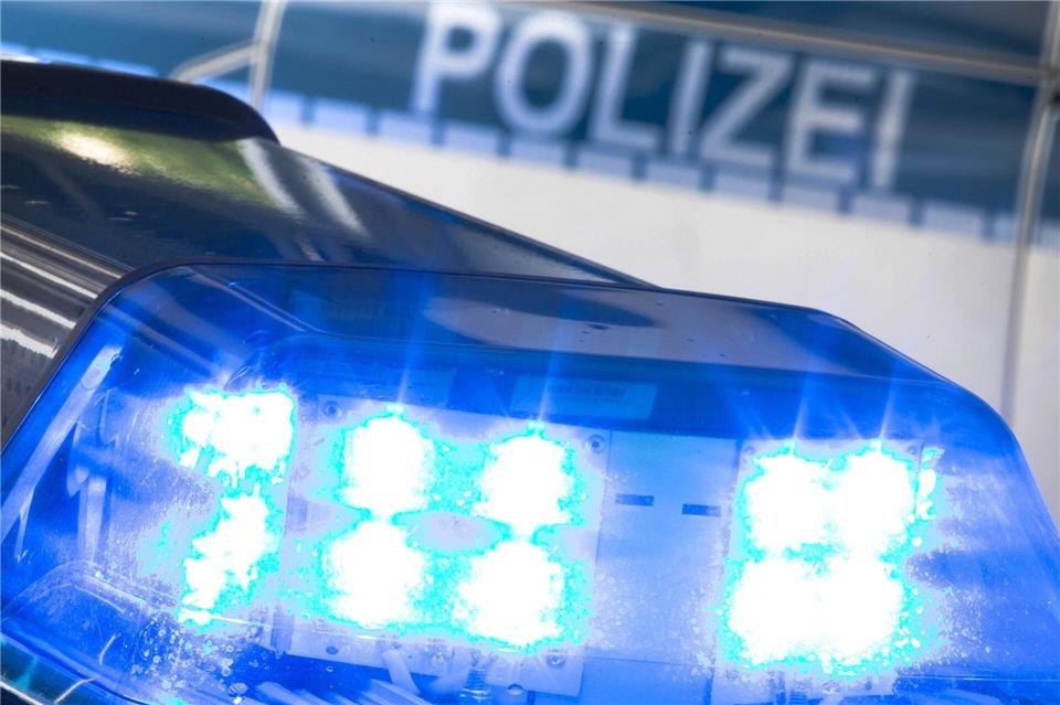 Ein Autofahrer wird bei einem Frontalzusammenstoß mit einem Lkw lebensgefährlich verletzt. (Symbolbild)Friso Gentsch/dpa