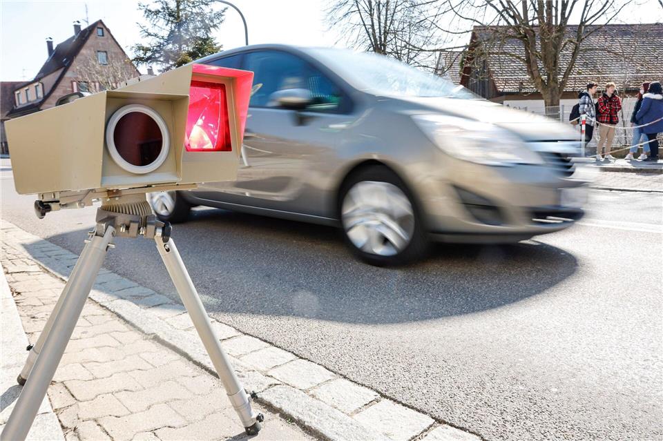 Ein Autofahrer wird in Erfurt mit 115 km/h in einer 50er-Zone geblitzt. (Symbolbild)Daniel Löb/dpa