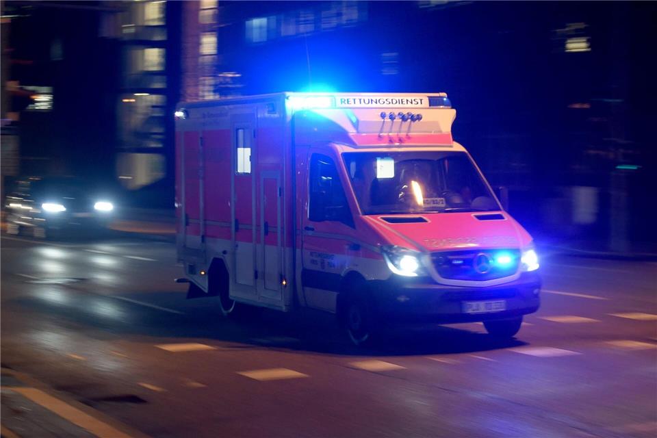 Ein Autofahrer wurde bei einer Kollision mit einem Lkw getötet. (Symbolbild)Carsten Rehder/dpa