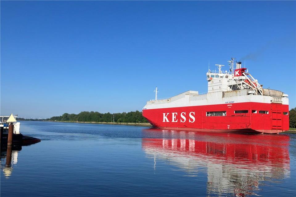 Ein Autotransporter fährt auf dem Nord-Ostsee-Kanal.Benjamin Haller/dpa