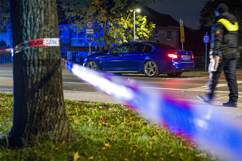 Ein BMW steht in der Nacht an einer Einsatzstelle in der Region Hannover. Einsatzkräfte haben zuvor auf ein Auto geschossen, dass zuvor in eine Gruppe von Menschen gefahren war.Moritz Frankenberg/dpa