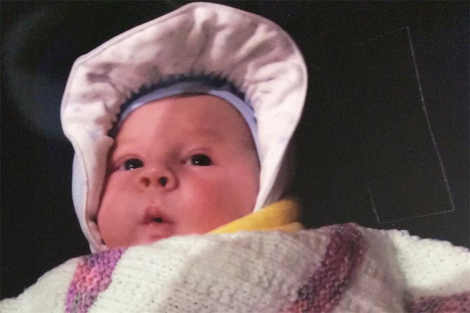 Ein Baby aus Belarus, zugedeckt mit einer auf dem Raesfelder Adventsbasar verkauften gestrickten Decke.