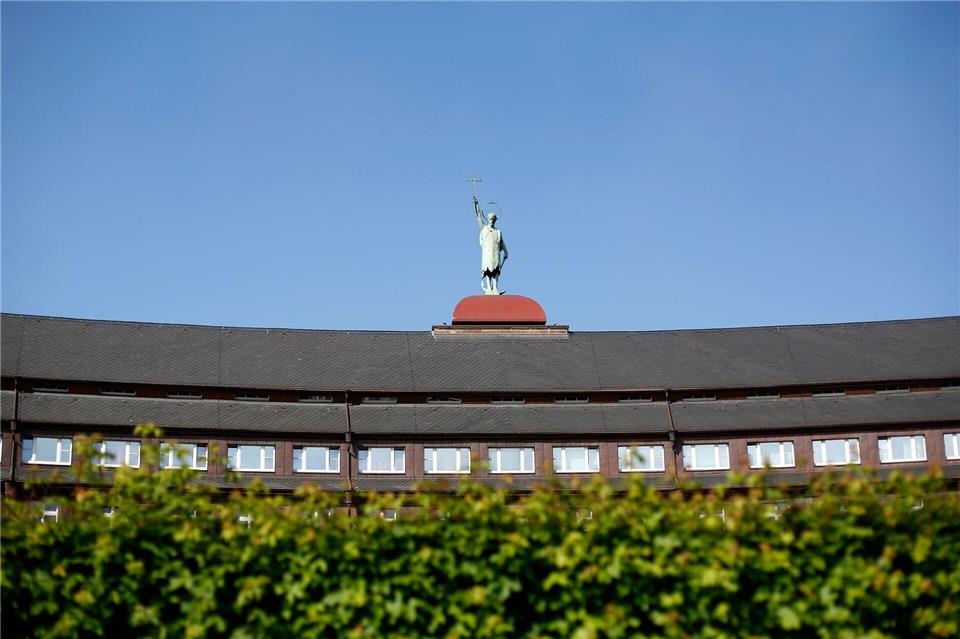 Ein Baby, das in der Helios St. Johannes Klinik behandelt wurde, wurde vermisst. (Symbolbild)Ina Fassbender/dpa