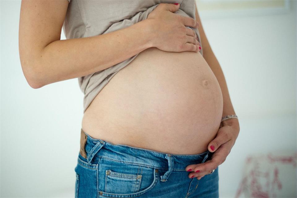 Ein Babybauch steht für einen neuen Lebensabschnitt. Doch der Weg dorthin ist für viele Frauen heute bewusster geplant und manchmal auch später eingeschlagen.
