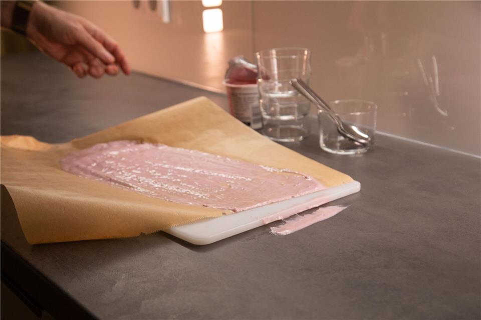 Ohne Wischen: Klecks restlos entfernen Ein Backpapier-Zuschnitt reicht nicht für den ganzen Klecks aus - es kann sich lohnen, Backpapier von der Rolle zu nehmen.Christin Klose/dpa-tmn