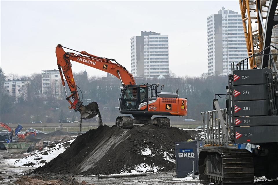 Ein Bagger gräbt eine Grube auf der Baustelle für den Riederwaldtunnel aus. Michael Brandt/dpa