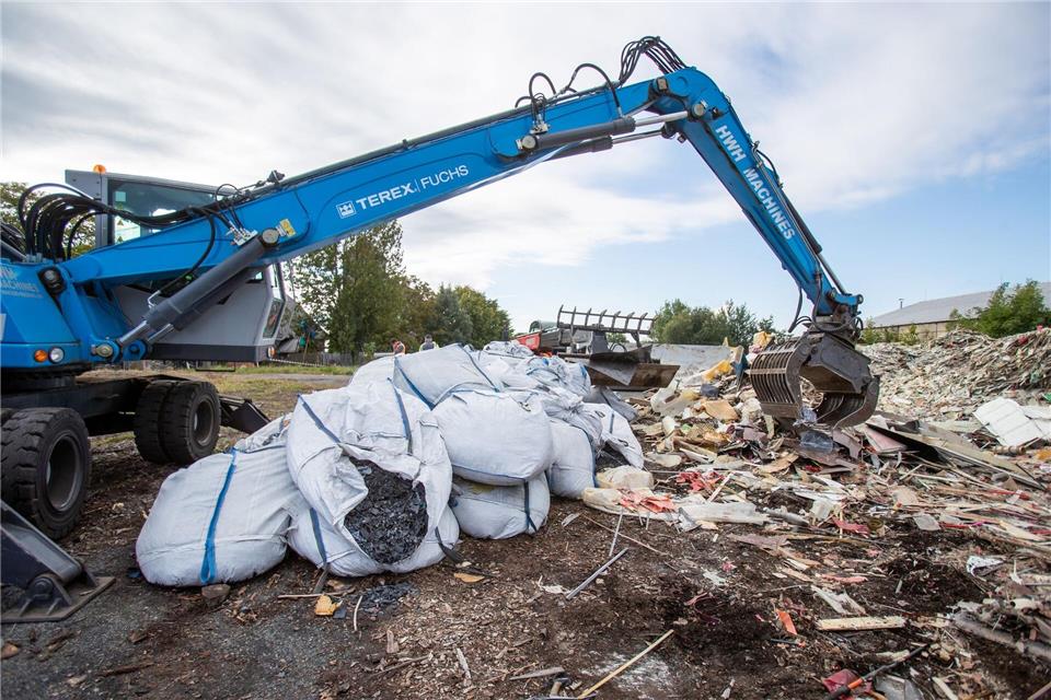 Rücktransport von Müll aus Tschechien nach Bayern läuft Ein Bagger häuft Müll auf. Eine deutsche Abfallfirma soll illegal Müll entsorgt haben, der nun vom Freistaat Bayern zurückgeholt werden muss. Pryèek Vladimír/CTK/dpa