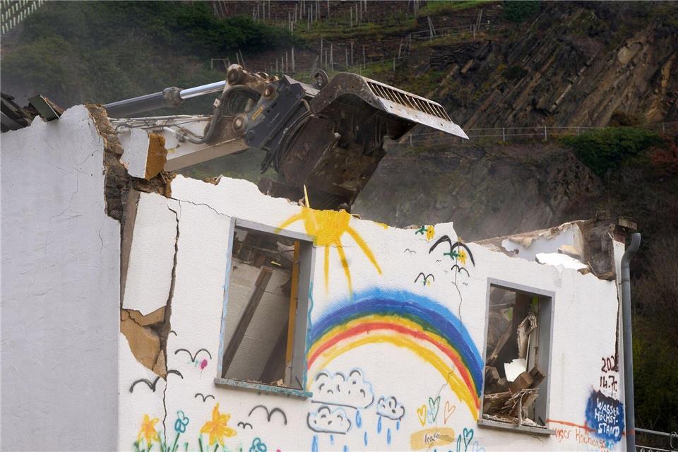 Ein Bagger reißt das Mauerwerk ein.Thomas Frey/dpa