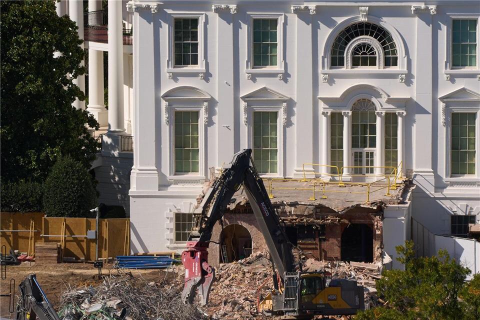 Bilder des Tages  Ein Bagger während der Abrissarbeiten an einem Teil des Ostflügels des Weißen Hauses. Hier soll ein neuer Ballsaal gebaut werden.Jacquelyn Martin/AP/dpa