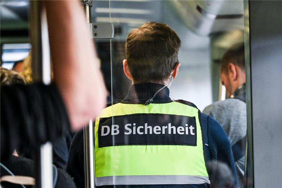 Ein Bahn-Mitarbeiter stürzte aus dem Zug und erlitt lebensgefährliche Verletzungen. (Symbolbild)Jens Kalaene/dpa