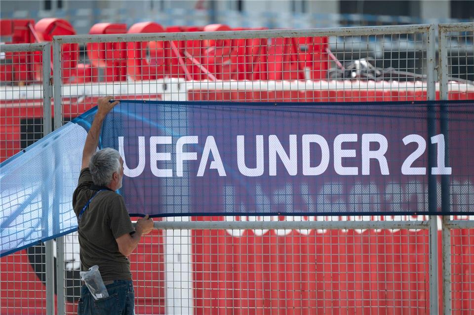 Brisante Vergabe: U21-EM 2027 in Albanien und Serbien Ein Banner der U21-EM, die 2023 in Georgien und Rumänien stattfand.Sebastian Kahnert/dpa