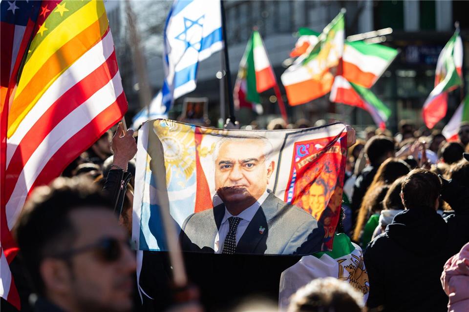 Ein Banner zeigt Reza Pahlavi, den Sohn des früheren Schahs von Persien.Michael Matthey/dpa