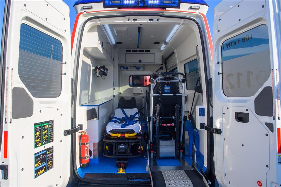 Ein Basisfahrzeug direkt vom Hersteller wird für einen Wünschewagen auf die Bedürfnisse Schwerstkranker angepasst.Klaus-Dietmar Gabbert/dpa