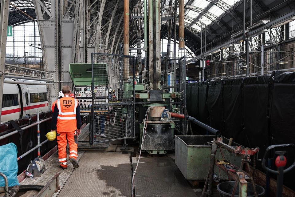Ein Bauarbeiter geht an einer Bohrmaschine an Gleis 3 vorbei.Hannes P. Albert/dpa