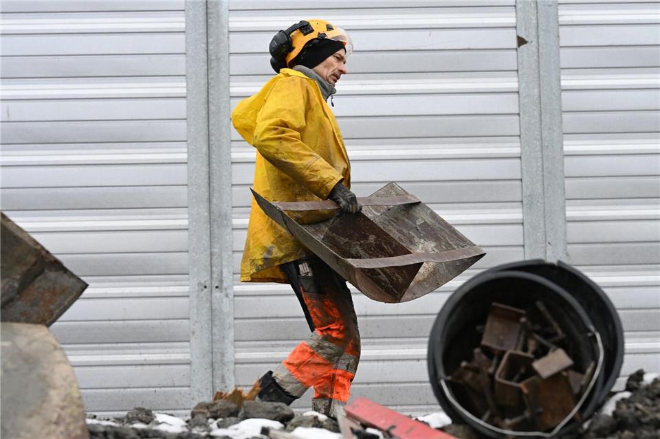 Ein Bauarbeiter trägt ein Stahlbauteil auf der Baustelle für den Riederwaldtunnel.Michael Brandt/dpa