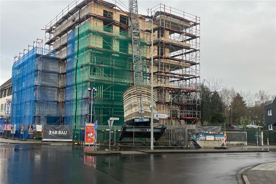 Ein Baukran ist in Erkrath nahe Düsseldorf auf einen Rohbau gekippt. Die Ladung ist dabei in einem anderen Haus eingeschlagen.Polizei Mettmann/dpa