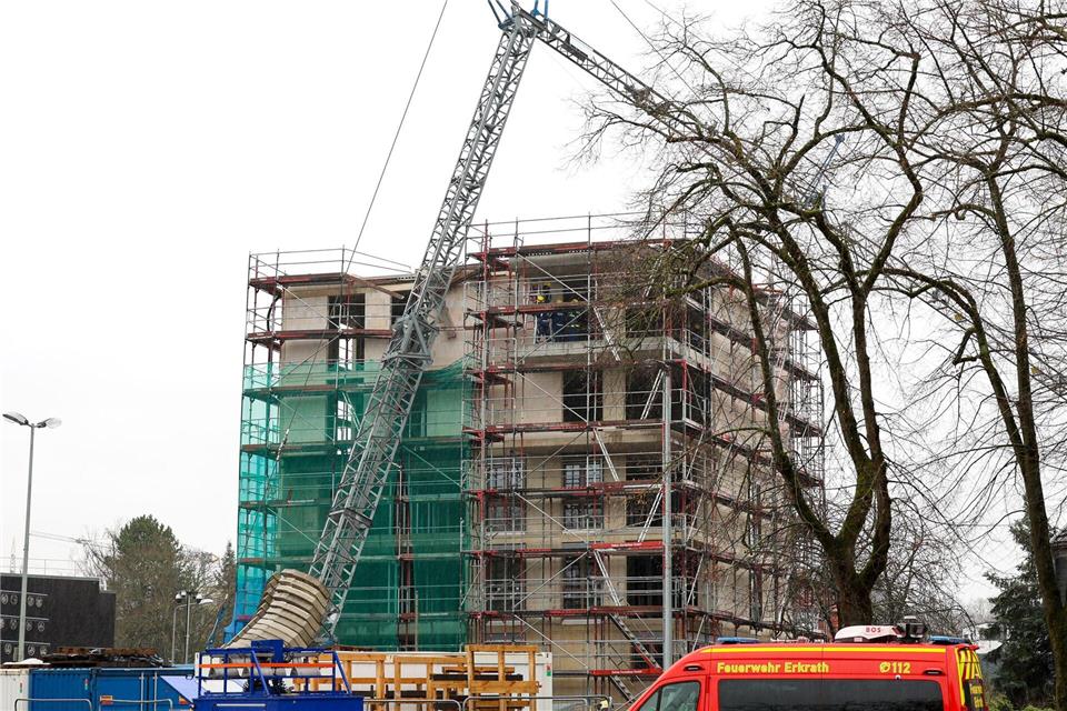 Ein Baukran ist in Erkrath nahe Düsseldorf auf einen Rohbau gekippt. Der Haken schlug in einem Wohnhaus ein. Matthi Rosenkranz/dpa