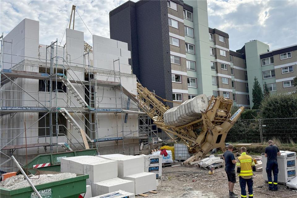 Baukran stürzt in Rohbau – keine Verletzten Ein Baukran ist in den Rohbau eines Hochhauses gestürzt.Guido Bludau/dpa