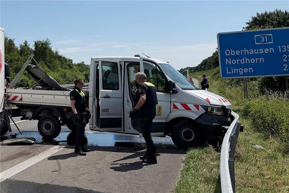 Ein Baustellenfahrzeug blockiert die Fahrbahn.Matthias Brüning/dpa