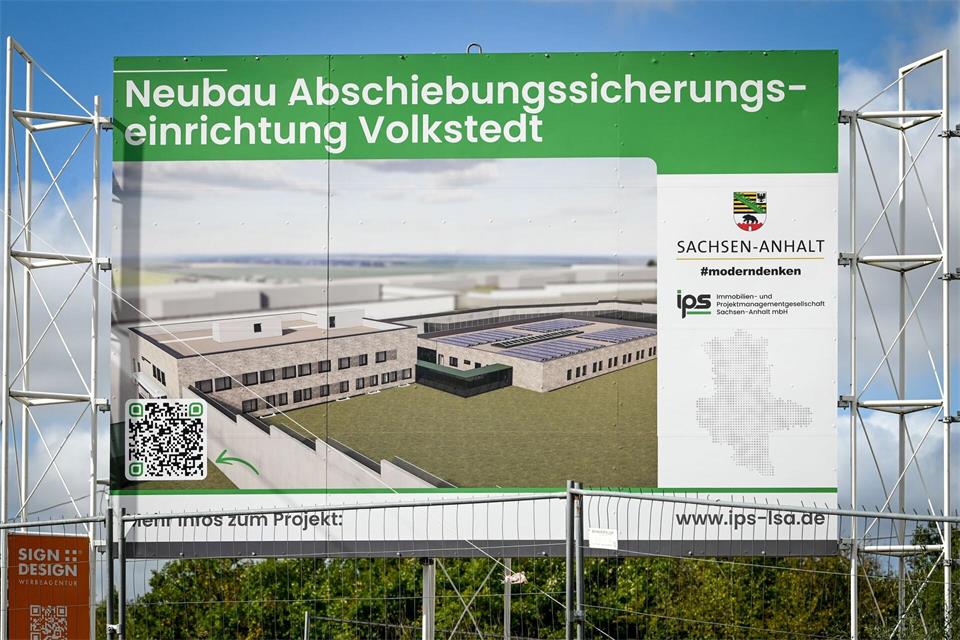 Ein Baustellenschild weist auf die Pläne hin.Heiko Rebsch/dpa