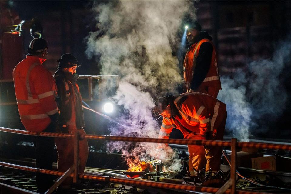 Ein Bautrupp ist im Bereich einer Weichenstörung in Frankfurt am Main im Einsatz. Andreas Arnold/dpa