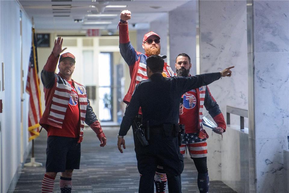 Ein Beamter der US-Kapitolpolizei hindert Anhänger von US-Präsident Trump sich dem Kapitol zu nähern.Rod Lamkey/AP/dpa