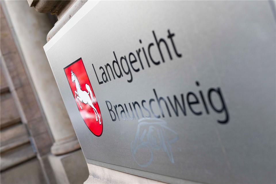 Ein Beamter hat eingeräumt, in mehr als tausend Fällen Geld aus der Landeskasse auf das eigene Konto überwiesen zu haben. Michael Matthey/dpa