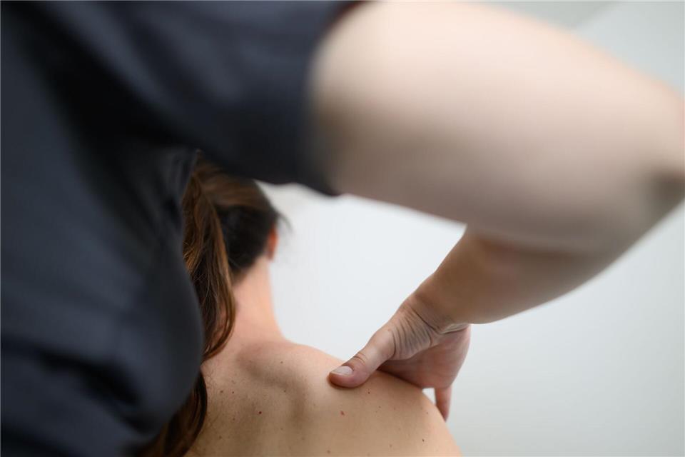 Ein Beispiel für Heilmittel: Physiotherapie (Symbolbild) Robert Michael/dpa