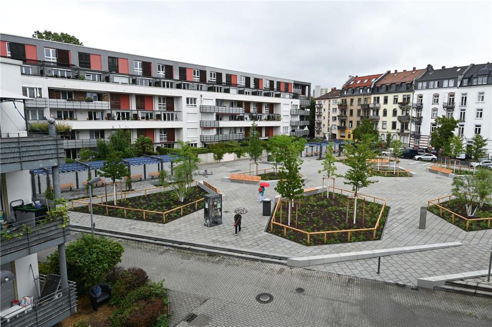 Ein Beispiel für eine Anpassung an die Folgen des Klimawandels mit Grün statt Steinpflaster aus Frankfurt/Main.Arne Dedert/dpa