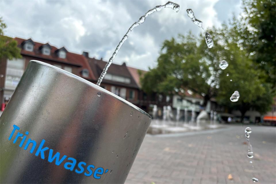 Ein Beitrag zum Hitzeschutz ist der Trinkwasserspender auf dem Borkener Marktplatz. Auch insgesamt ist nach Angaben der Stadtwerke die Wasserversorgung trotz des extrem trockenen Sommers gesichert.