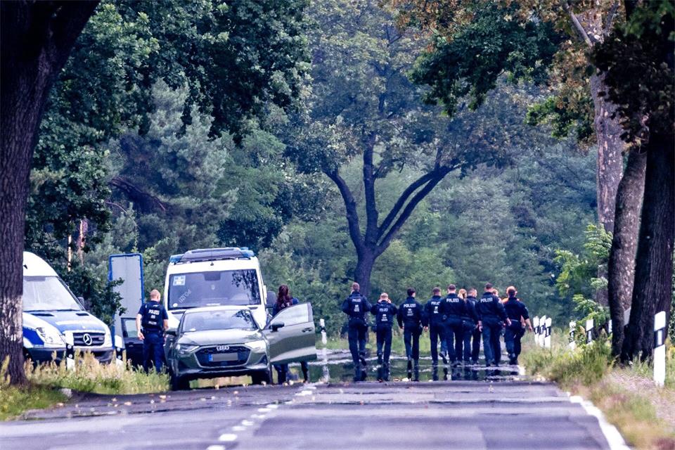 Ein Bekennerschreiben wird derzeit von der Polizei geprüft. Frank Hammerschmidt/dpa