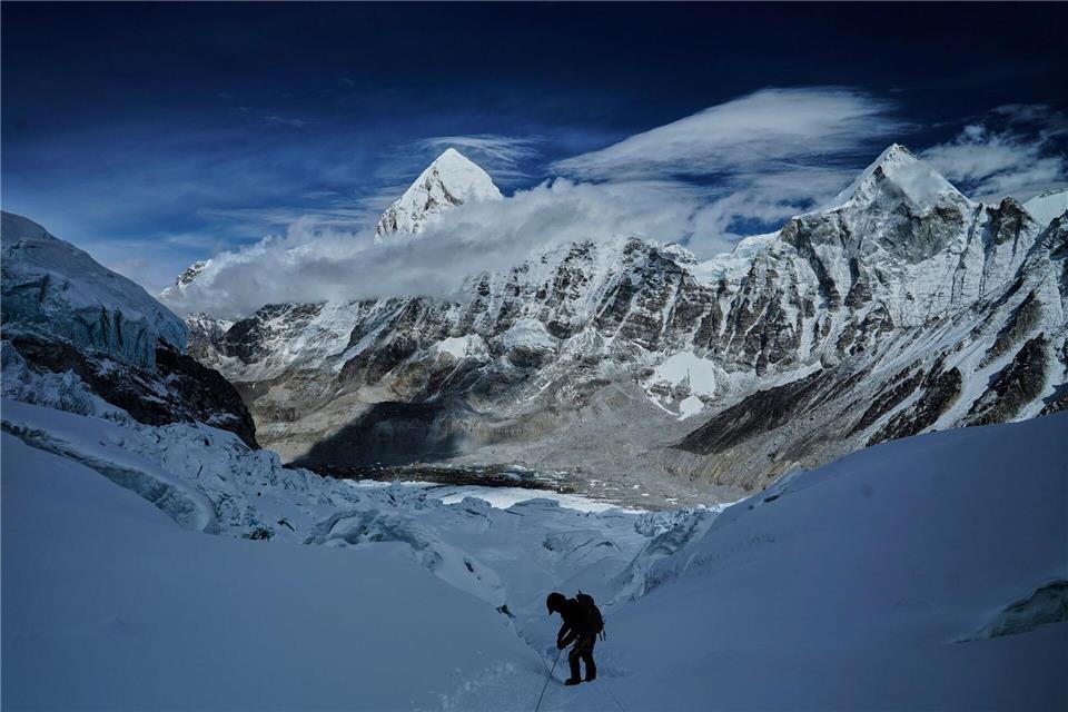 Ein Bergsteiger klettert zum Everest-Basislager ab. (Foto Archiv)Pasang Rinzee Sherpa/AP/dpa