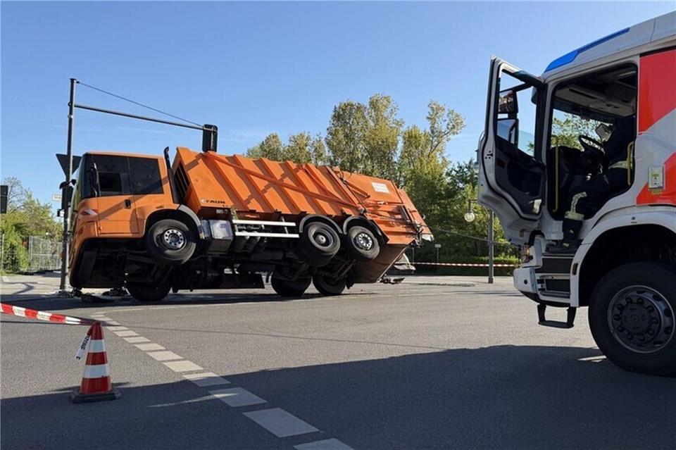 Ein Berliner Müllauto wurde durch einen Unfall auf die Seite gekippt. Berliner Feuerwehr/dpa