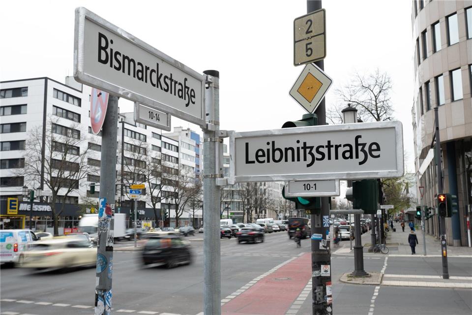 Ein Berliner Straßenschild mit dem Namen des Philosophen Leibniz wies ein „t“ zu viel auf und musste ausgetauscht werden. (Archivbild)Markus Lenhardt/dpa