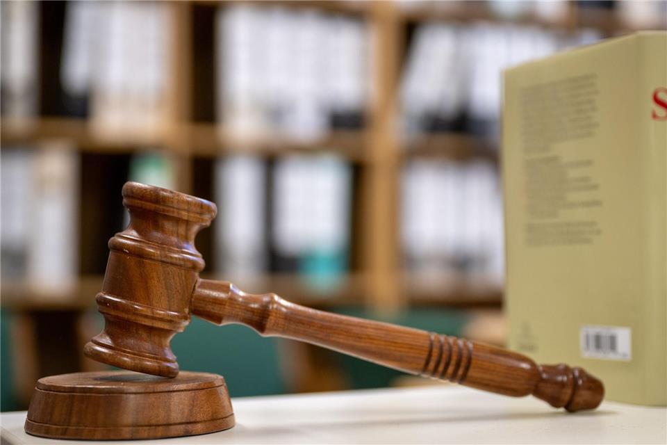 Ein Berufsverbot hielt das Gericht trotz der Schwere des Falls nicht für erforderlich, dem Beamten drohen jedoch disziplinarrechtliche Konsequenzen. (Symbolbild)Monika Skolimowska/dpa