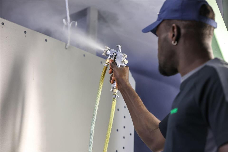 Ein Beschäftigrer aus Gambia in einer Firma in Deutschland. (Archivbild)Jan Woitas/dpa