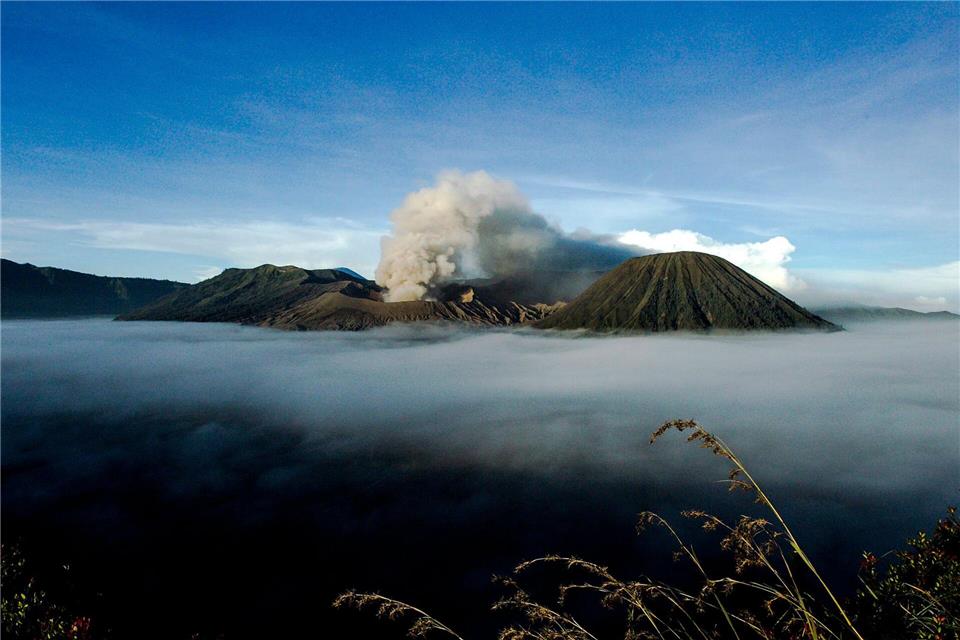 Ein Besuch am Bromo ist eine der schönsten Naturerfahrungen in Indonesien. (Archivbild) picture alliance / dpa