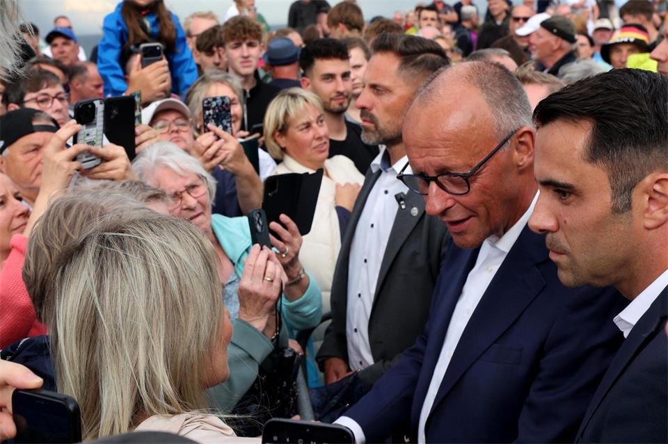 Ein Besuch an einem Wahlkampfstand in Kühlungsborn ist der Wahlkampfauftakt für Merz im Osten.Bernd Wüstneck/dpa