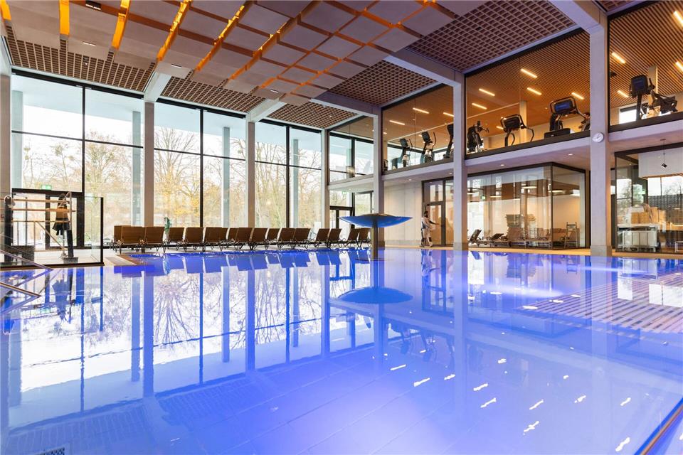 Ein Besuch der Sprudelhof-Therme in Bad Nauheim soll bei Verspannungen helfen. (Archivbild)Lando Hass/dpa